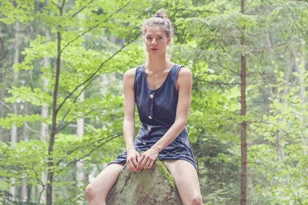 Güzel kadın zevk orman 