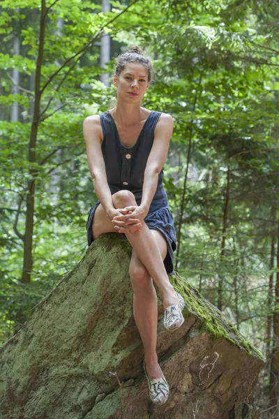 Güzel kadın zevk orman 