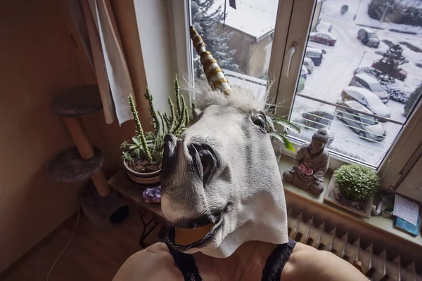 Ragazza che indossa maschera unicorno — Foto Stock