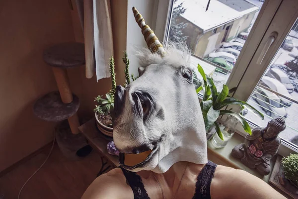 Ragazza che indossa maschera unicorno — Foto Stock