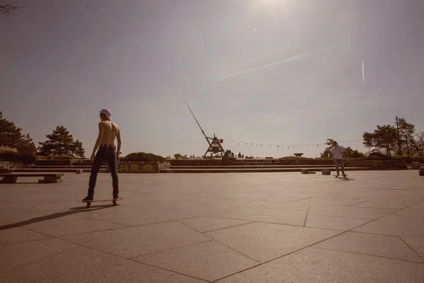 Vedere metronom Praga cu skateboarding tânăr în districtul Letna — Fotografie, imagine de stoc