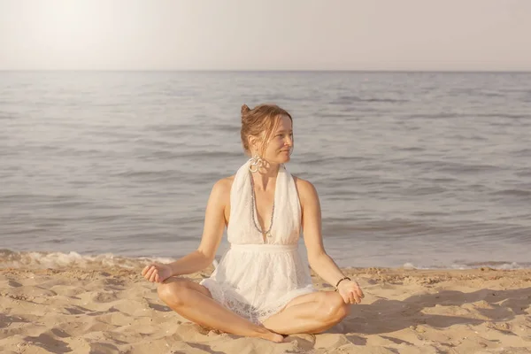 Счастливая молодая женщина медитирует — стоковое фото