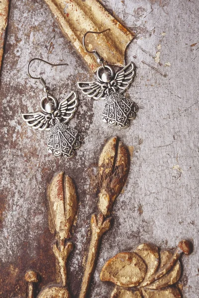 Різдвяний ангел металеві сережки — стокове фото
