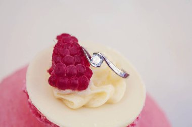 Nişan Yüzükler tatlı ahududu cake üst kümesi