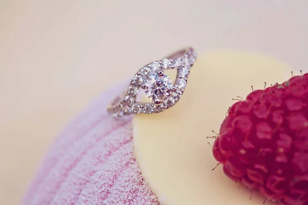 Набір Кілець Вершині Солодкого Рожевого Пудингового Торта — стокове фото