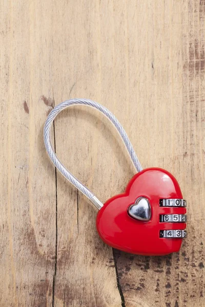 木制背景的心形金属锁 情人节概念 — 图库照片