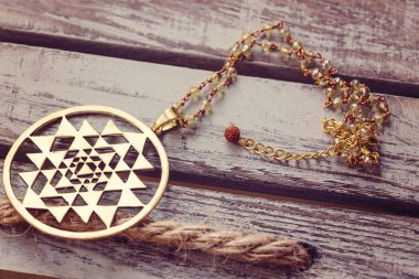 Kutsal geometri kolye kolye