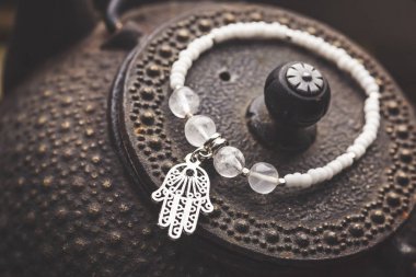 Romantik arka plan üzerinde kristal kuvars bileklik