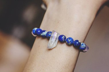 kadın elinde bohem boho bilezik