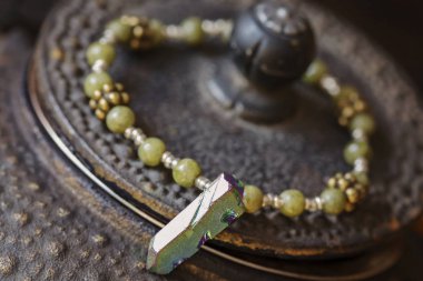 Doğal zemin üzerine güzel yoga bilezik