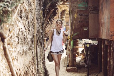 Genç kadın Hindistan sokakları keşfetmek