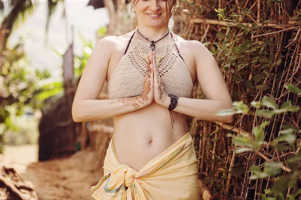 Młoda Kobieta Ubrania Plaży Namaste Mudra Tatuaż Henną — Zdjęcie stockowe