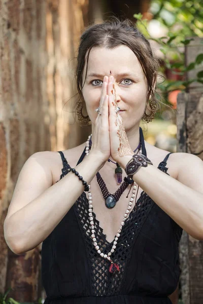 Kobieta Robi Namaste Mudra Dłoniach — Zdjęcie stockowe