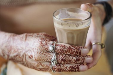 Eller tarafindan fotograf masala çay ile çift renkli