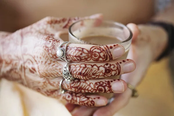 Vrouwelijke Handen Verlichtingsbron Gekleurd Door Henna Met Kopje Thee Masala — Stockfoto