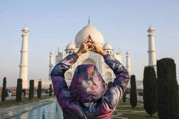 Femeie Turist Face Yoga Mudra Fața Taj Mahal India — Fotografie, imagine de stoc