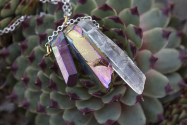 Kristal kuvars olağanüstüsarı arka plan üzerinde taş kolye doğal şekli