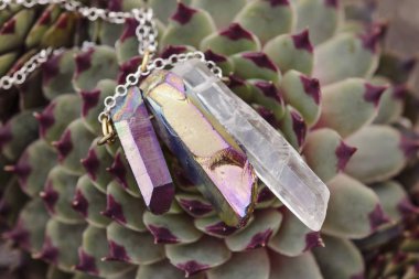 Kristal kuvars olağanüstüsarı arka plan üzerinde taş kolye doğal şekli