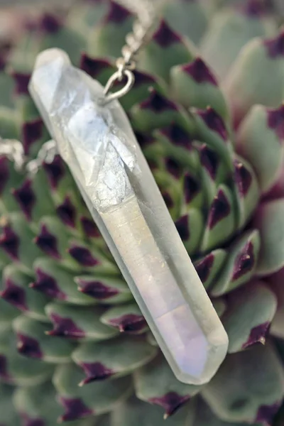 Forme Naturelle Pendentif Pierre Quartz Cristal Sur Fond Houseleek — Photo