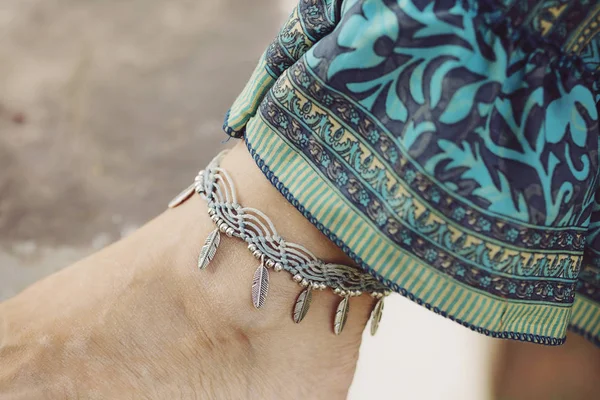 Vrouwelijke Enkel Met Zigeuner Armband — Stockfoto