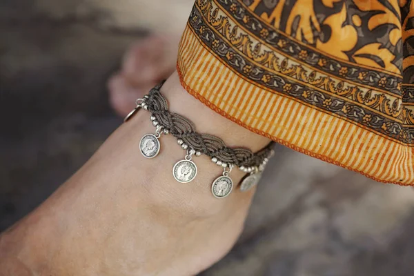 Vrouwelijke Enkel Met Zigeuner Armband — Stockfoto