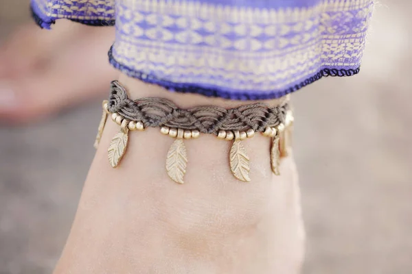 Tobillo Femenino Con Pulsera Gitana — Foto de Stock