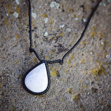 Doğal taş kolye üzerinde kayalık artalanları