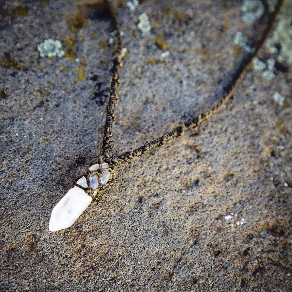 ロッキー Backround の天然宝石ネックレス — ストック写真