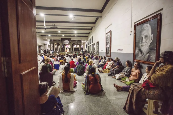Arunachala Tiruvannamalai 2018 방문자와 Sri Ramana Maharshi Ashram 인테리어 — 스톡 사진