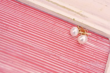 Antika arka plan üzerinde lüks inci küpe