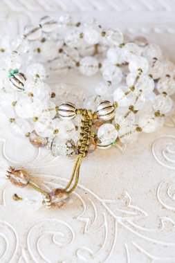 Beyaz ahşap dekoratif arka planda doğal mineral boncuklu mücevher kolyesi.