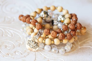 Beyaz ahşap dekoratif arka planda doğal mineral boncuklu mücevher kolyesi.