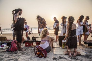 Arambol, Goa, Hindistan, 1 Şubat 2019: Mücevher sanatçıları gün batımında sahilde toplanıyor 