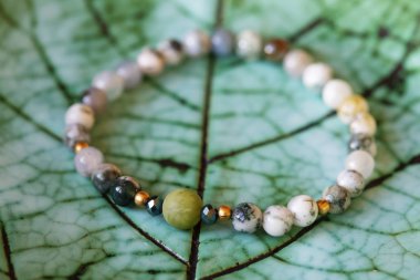 Yeşil arka planda mineral taşı mineral boncuklar moda bilezikler