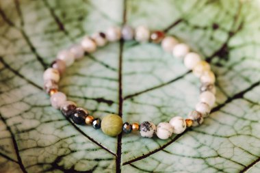 Yeşil arka planda mineral taşı mineral boncuklar moda bilezikler