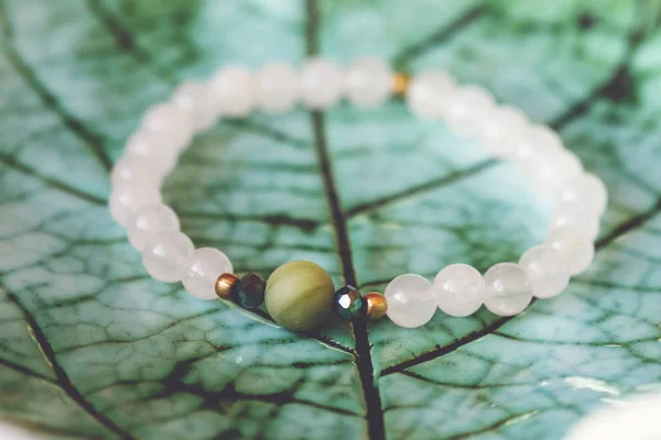 Minerale Steen Jade Minerale Kralen Modieuze Armband Groene Achtergrond — Stockfoto