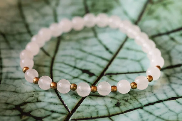 Mineralstein Jade Mineralperlen Modisches Armband Auf Grünem Hintergrund — Stockfoto