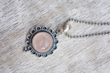 Tarafsız parlak ahşap arka planda gümüş kolye