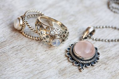 Tarafsız parlak ahşap arka planda gümüş mücevherler