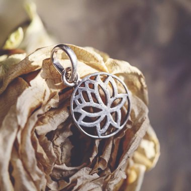 Som Gümüş Nilüfer şekilli kolye. Gül kurak çiçekte.