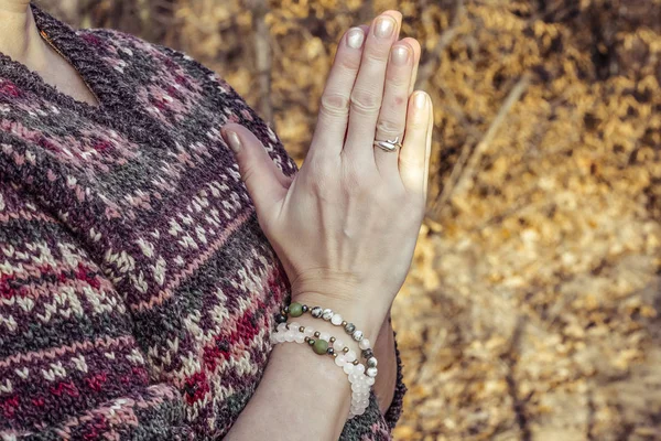 Detal Woman Doing Namaste Hand Mudra Pose Forest — Stock fotografie