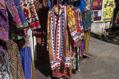 Hindistan 'ın Udaipur şehrinde geleneksel Hint kıyafetleri ve aksesuar pazarı.