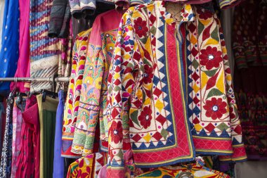 Hindistan 'ın Udaipur şehrinde geleneksel Hint kıyafetleri ve aksesuar pazarı.
