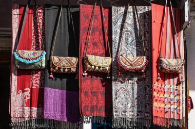 Hindistan 'ın Udaipur şehrinde geleneksel Hint kıyafetleri ve aksesuar pazarı.