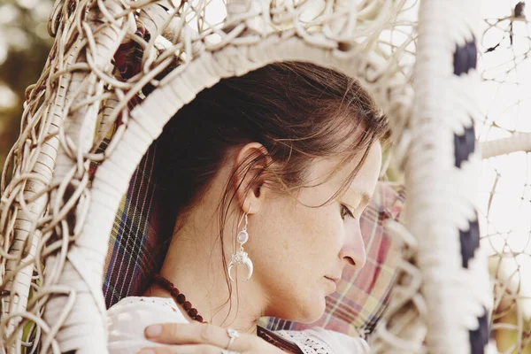 Portret Kobiety Biżuterią Odpoczywającej Huśtawce — Zdjęcie stockowe