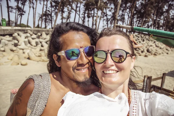 Casal Misto Suas Férias Goa Índia — Fotografia de Stock