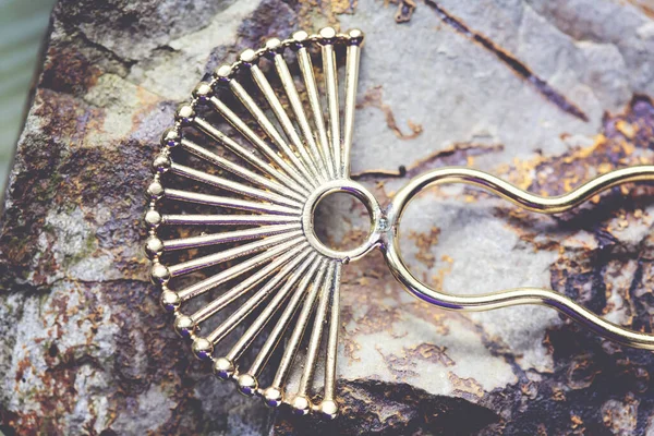 Mosazný Kov Žluté Zlaté Vlasy Pin Detail Přírodním Skalnatém Pozadí — Stock fotografie