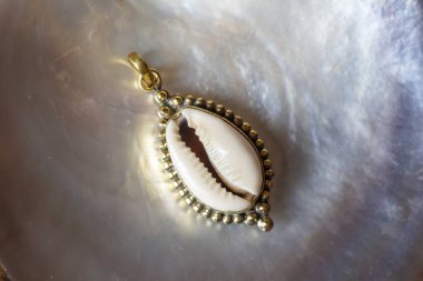 Doğal arkaplanda pirinç kaplama dekoratif çerçeve kolyesi