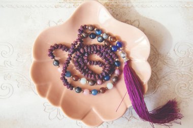 Hint Rudraksha tohumu boncukları 108 mala kolye ve dekoratif arka planda Buda kolyesi püskülleri.