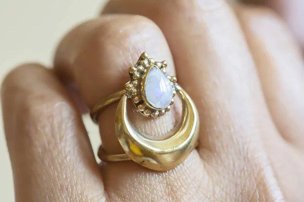 Κοντινές Λεπτομέρειες Ενός Χεριού Που Φοράει Κομψό Δαχτυλίδι — Φωτογραφία Αρχείου